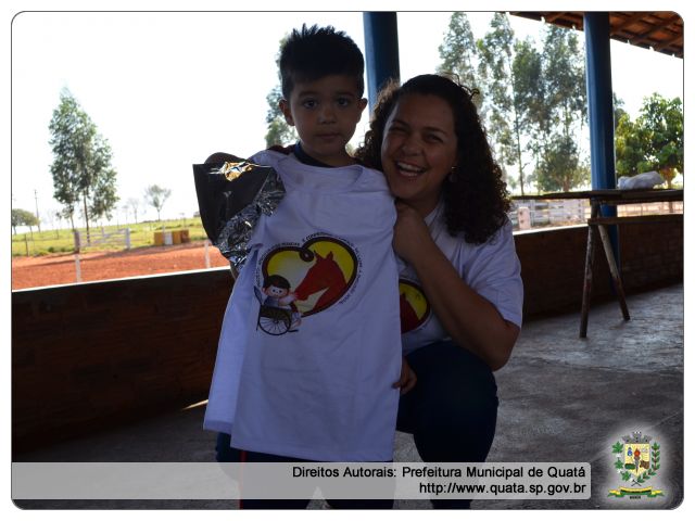 Notícia Prefeita Luciana entrega camisetas para alunos que participam do projeto com cavalos