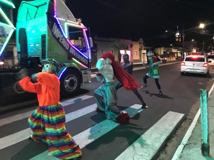 Carreta da Alegria atrai centenas de pessoas - Prefeitura Municipal de Quatá