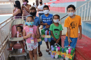 Foto 28: Crianças de Quatá recebem presentes de Natal