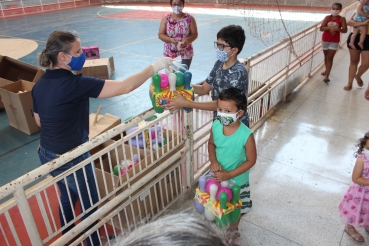 Foto 10: Crianças de Quatá recebem presentes de Natal