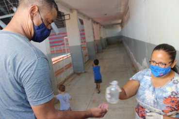 Foto 24: Crianças de Quatá recebem presentes de Natal