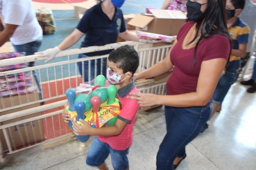 Foto 11: Crianças de Quatá recebem presentes de Natal