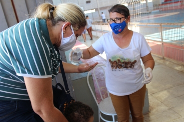 Foto 22: Crianças de Quatá recebem presentes de Natal