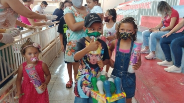 Foto 1: Crianças de Quatá recebem presentes de Natal