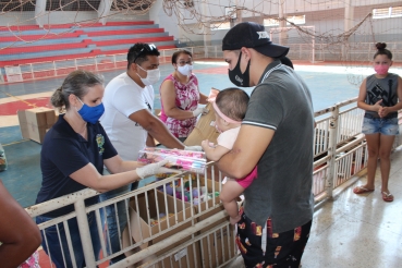 Foto 19: Crianças de Quatá recebem presentes de Natal