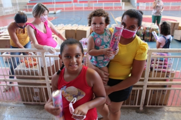 Foto 14: Crianças de Quatá recebem presentes de Natal