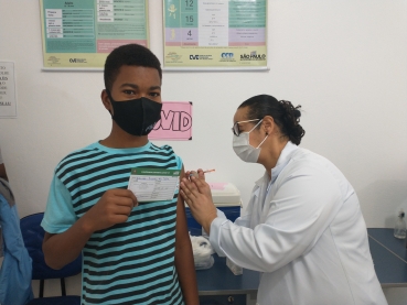 Foto 33: Adolescentes de 14 e 15 anos são vacinados em Quatá