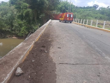 Foto 1: Prefeitura de Quatá recupera novamente a lateral da ponte do Rio do Peixe destruída por acidente