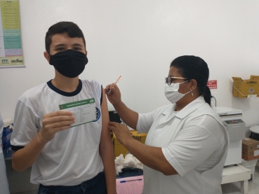 Foto 38: Adolescentes de 14 e 15 anos são vacinados em Quatá
