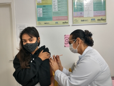 Foto 18: Adolescentes de 14 e 15 anos são vacinados em Quatá