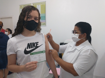 Foto 36: Adolescentes de 14 e 15 anos são vacinados em Quatá
