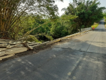 Foto 2: Prefeitura de Quatá recupera novamente a lateral da ponte do Rio do Peixe destruída por acidente
