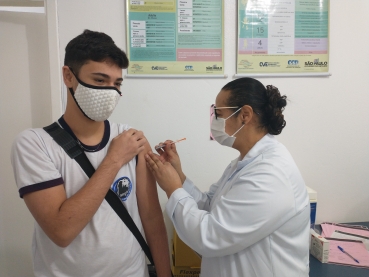 Foto 19: Adolescentes de 14 e 15 anos são vacinados em Quatá