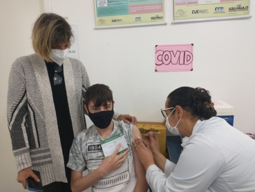 Foto 22: Adolescentes de 14 e 15 anos são vacinados em Quatá