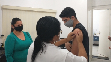Foto 34: Adolescentes de 14 e 15 anos são vacinados em Quatá