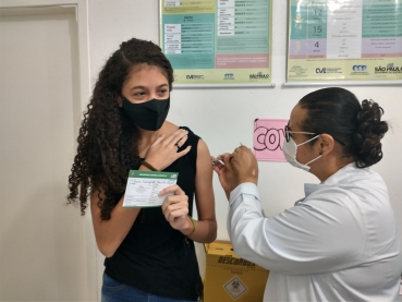 Foto 8: Adolescentes de 14 e 15 anos são vacinados em Quatá