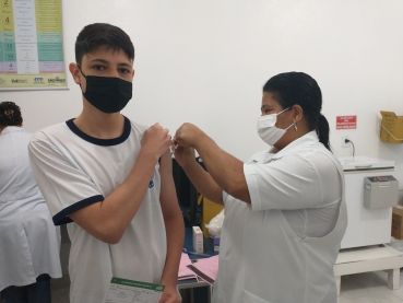 Foto 23: Adolescentes de 14 e 15 anos são vacinados em Quatá