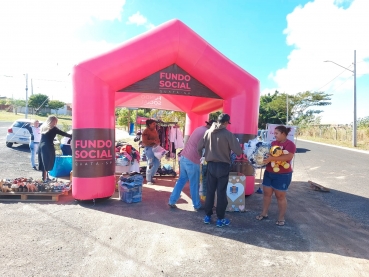 Foto 15:  Varal Solidário: roupas limpas e perfumadas para população