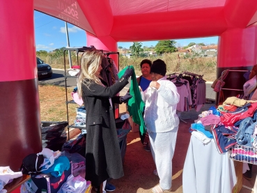 Foto 14:  Varal Solidário: roupas limpas e perfumadas para população