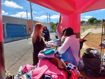 Foto 4:  Varal Solidário: roupas limpas e perfumadas para população