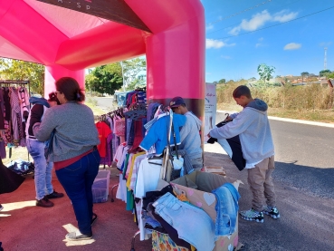 Foto 42:  Varal Solidário: roupas limpas e perfumadas para população