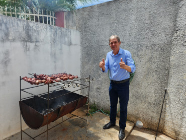 Foto 31: CHURRASCO NAS ESCOLAS