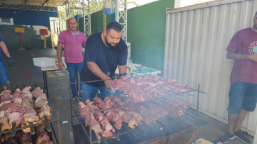 Foto 43: CHURRASCO NAS ESCOLAS