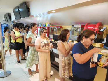 Foto 3: Sessão de cinema com pipoca e refrigerante