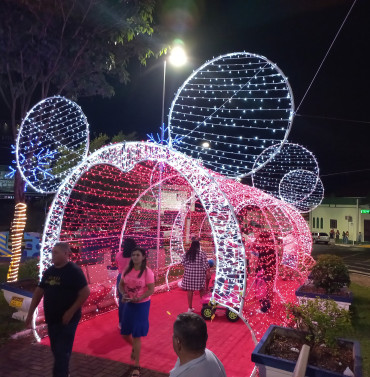 Foto 113: Prefeitura de Quatá inaugura a Praça de Natal 2024!