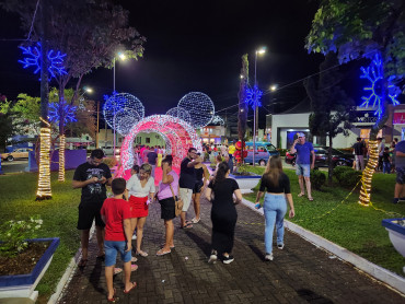 Foto 102: Prefeitura de Quatá inaugura a Praça de Natal 2024!