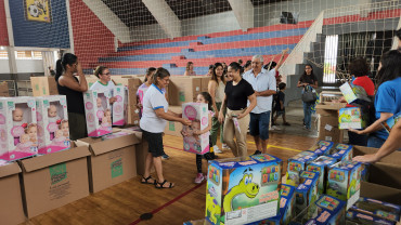 Foto 10: Entrega de Brinquedos