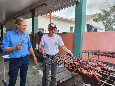 Foto 6: CHURRASCO NAS ESCOLAS