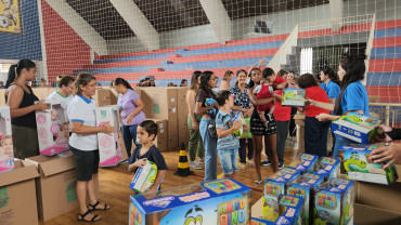 Foto 4: Entrega de Brinquedos