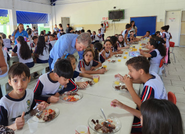 Foto 33: CHURRASCO NAS ESCOLAS