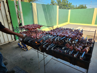 Foto 42: CHURRASCO NAS ESCOLAS