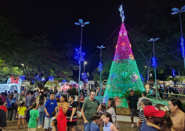 Foto 17: Prefeitura de Quatá inaugura a Praça de Natal 2024!