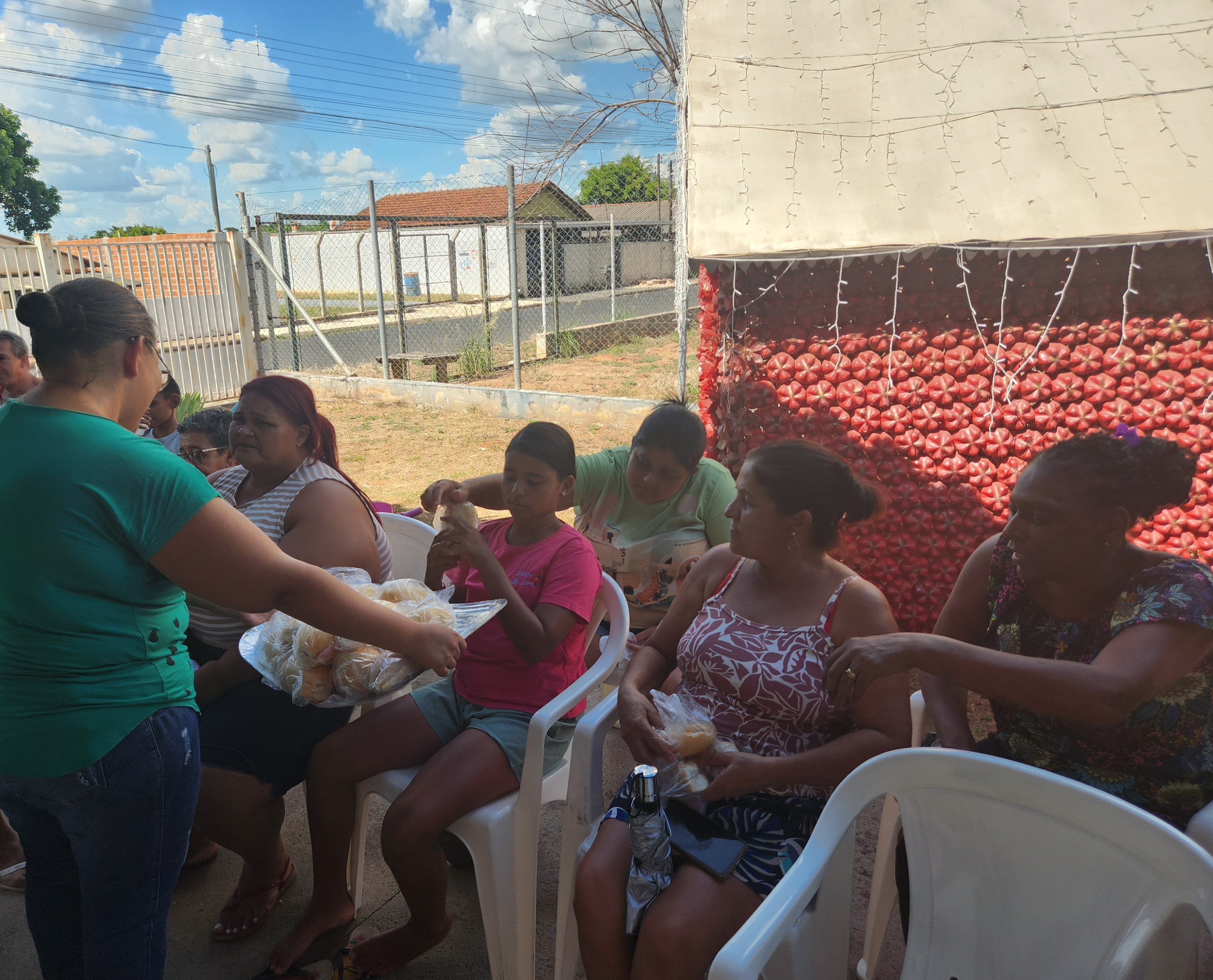 Foto 40: CRAS realiza tarde festiva de Carnaval para grupos de convivência