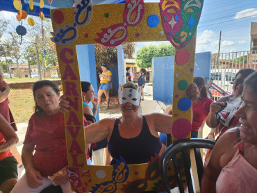 Foto 28: CRAS realiza tarde festiva de Carnaval para grupos de convivência