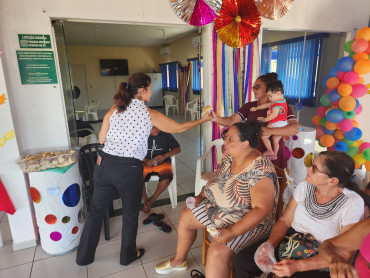 Foto 36: CRAS realiza tarde festiva de Carnaval para grupos de convivência