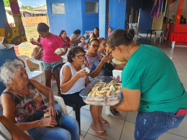 Foto 39: CRAS realiza tarde festiva de Carnaval para grupos de convivência