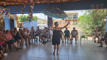 Foto 22: CRAS realiza tarde festiva de Carnaval para grupos de convivência