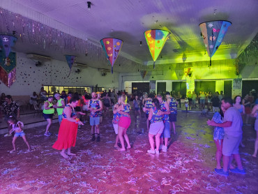 Foto 46: Carnaval 2025 em Quatá promoveu 5 dias de folia com marchinhas, pagode, axé e matinê