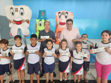 Foto 20: Alunos da Rede Municipal recebem kit de higiene bucal