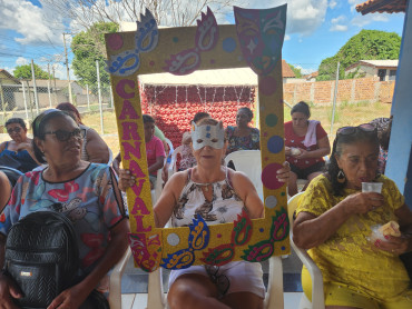 Foto 35: CRAS realiza tarde festiva de Carnaval para grupos de convivência