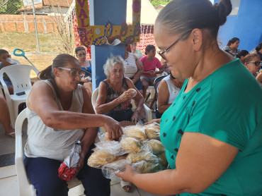 Foto 37: CRAS realiza tarde festiva de Carnaval para grupos de convivência