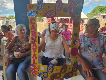 Foto 34: CRAS realiza tarde festiva de Carnaval para grupos de convivência