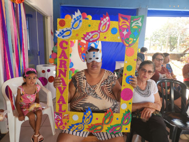 Foto 29: CRAS realiza tarde festiva de Carnaval para grupos de convivência