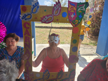 Foto 25: CRAS realiza tarde festiva de Carnaval para grupos de convivência