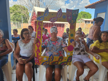 Foto 33: CRAS realiza tarde festiva de Carnaval para grupos de convivência