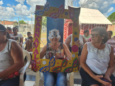 Foto 19: CRAS realiza tarde festiva de Carnaval para grupos de convivência